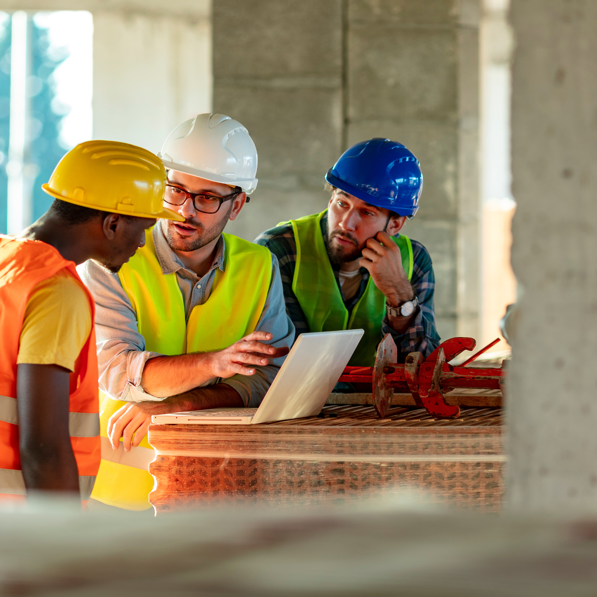 Réunion de chantier entre plusieurs intervenants