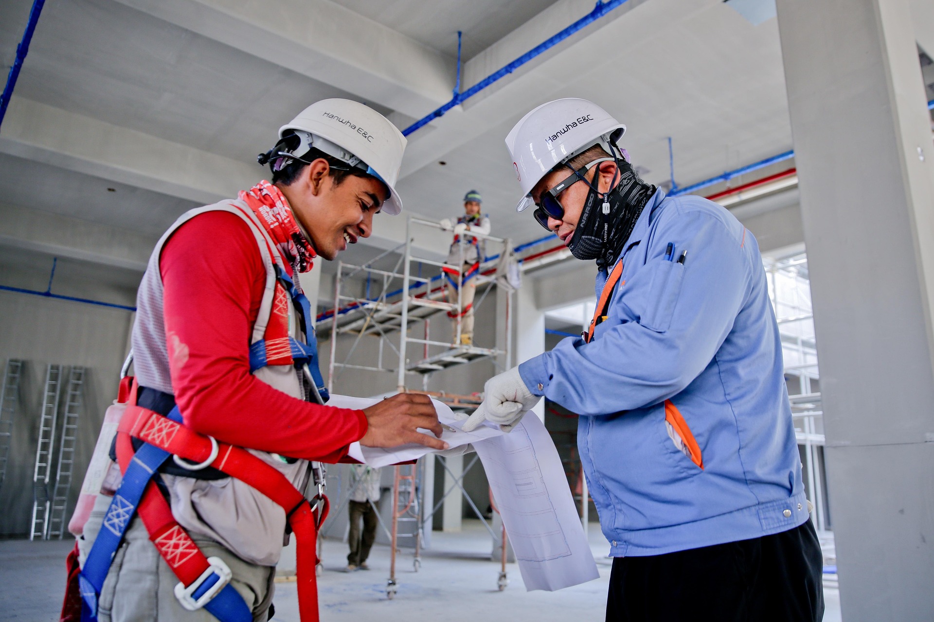 Construction professionals discussing project communication on site